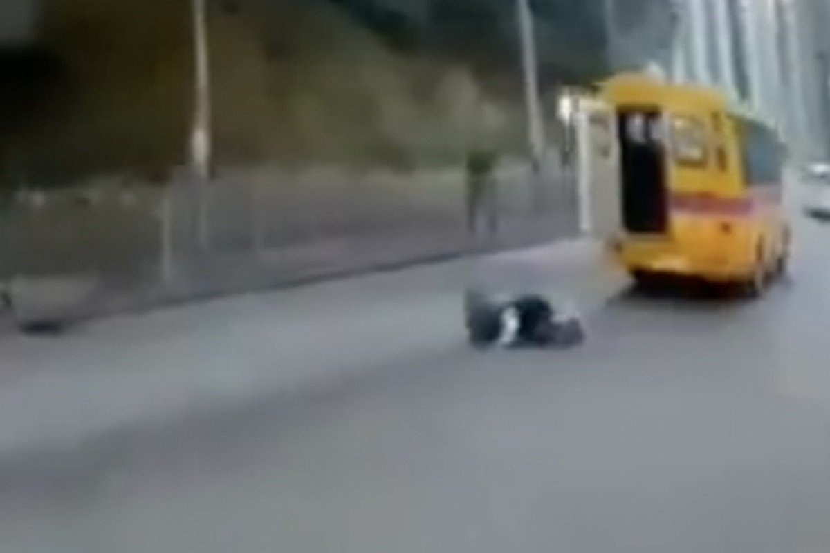 Hoc sinh roi khoi xe buyt dang chay gay soc o Hong Kong hinh anh