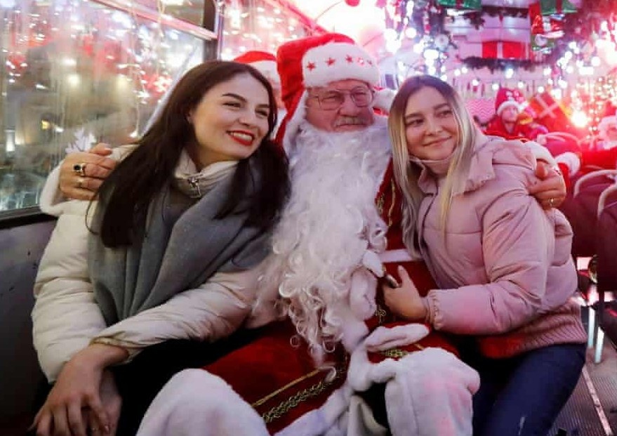 Dien bikini xuong ho, bieu tinh giua hoi cay - muon mau cho Giang sinh hinh anh