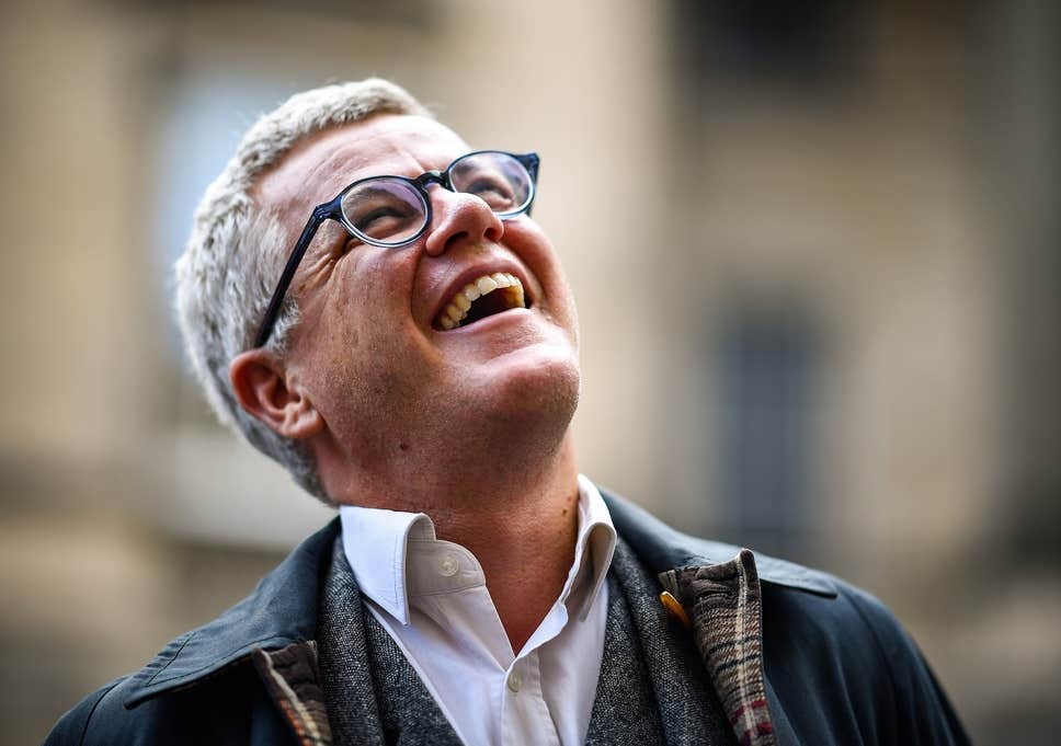 Luat su Anh bi ‘nem da’ vi khoe giet cao bang gay bong chay hinh anh