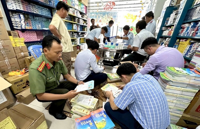 Phat hien tren 2.600 quyen sach giao khoa gia hinh anh