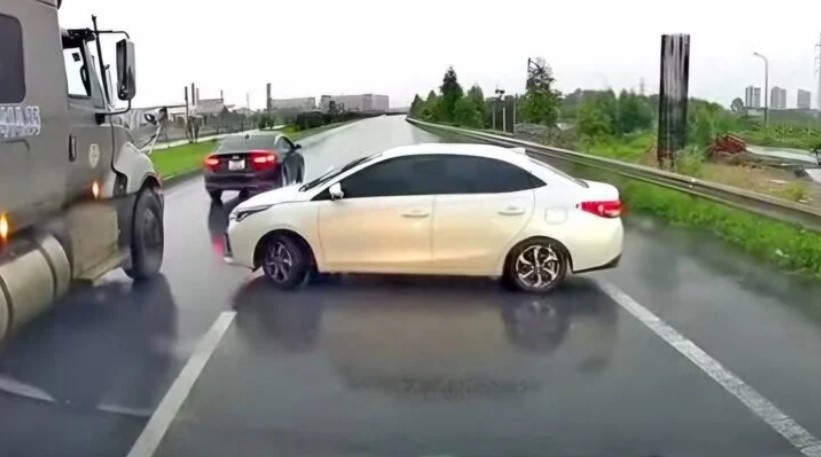 Di nguoc chieu tren cao toc Ha Noi- Bac Giang, tai xe bi phat 17 trieu hinh anh