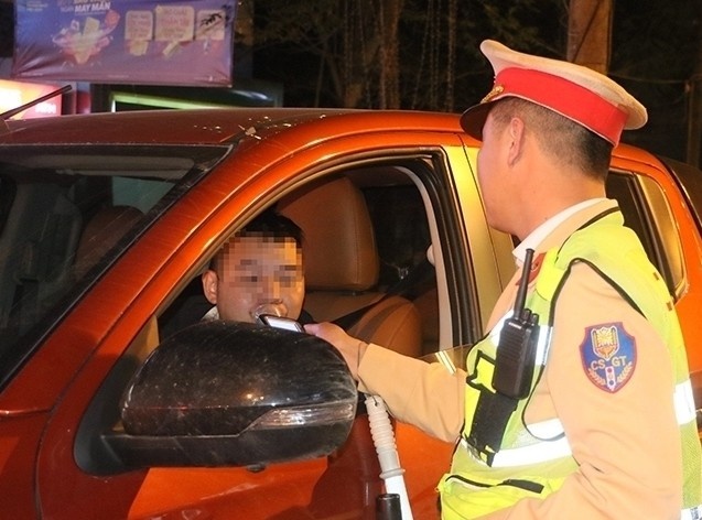 Ba nguoi dan ong uong ruou lai xe bi phat kich khung hinh anh