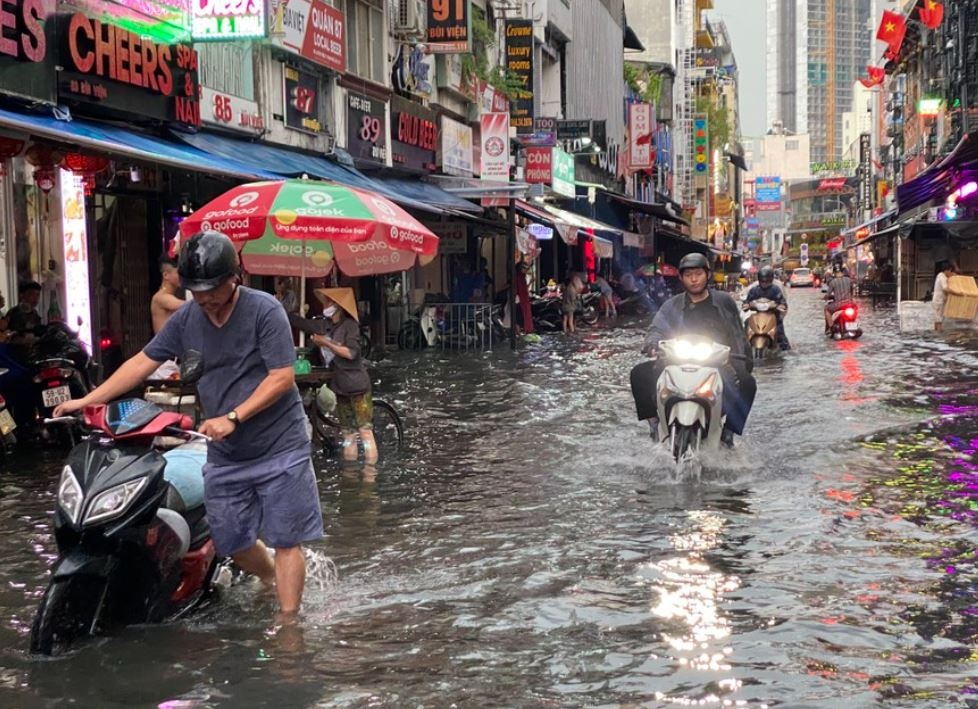 TP.HCM mua lon cuoi tuan, de phong ngap ung hinh anh