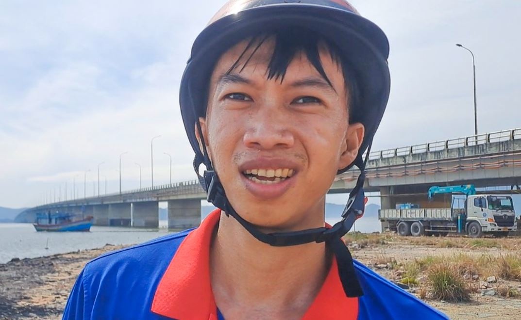 ‘Nguoi hung’ cheo xuong ra dam Thi Nai cuu nan nhan nhay cau hinh anh