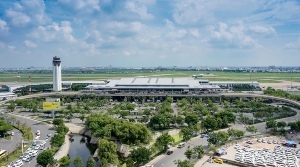 Dinh chi cac kiem soat vien khong luu vu hai may bay suyt doi dau nhau hinh anh