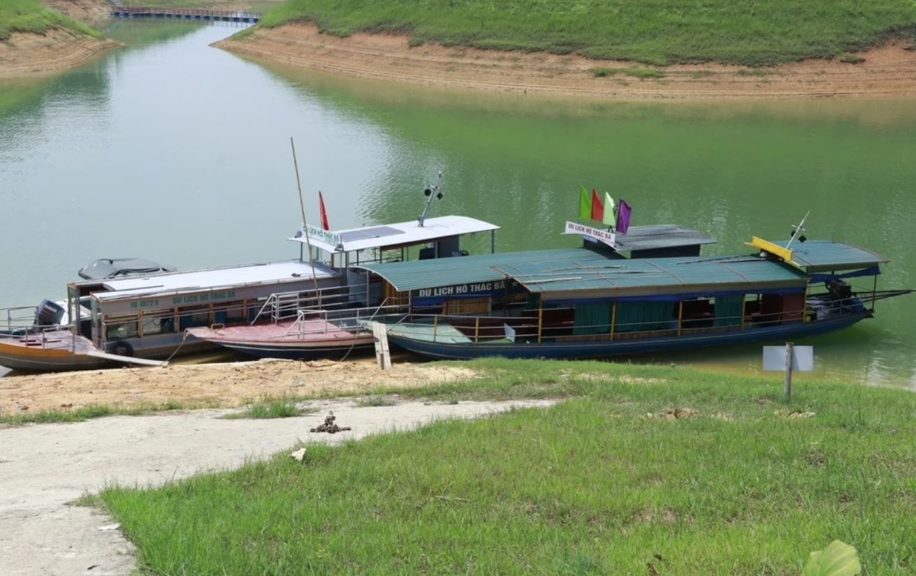 Dieu tra nguyen nhan tu vong cua nu du khach o ho Thac Ba hinh anh