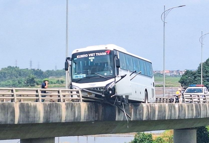 Xe khach 45 cho treo lo lung tren cau o Bac Ninh hinh anh