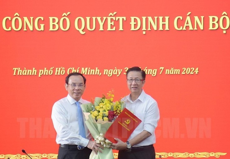 Bi thu Thanh uy TP.HCM trao quyet dinh can bo hinh anh