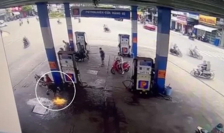 Nguoi dan ong cham lua dot cay xang o Nha Trang hinh anh