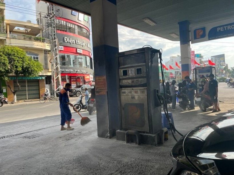 cham lua dot cay xang anh 2