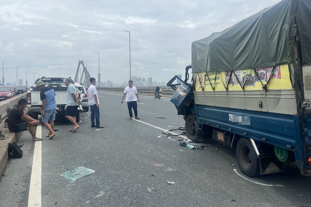 3 oto va cham lien hoan giua cau Nhat Tan hinh anh