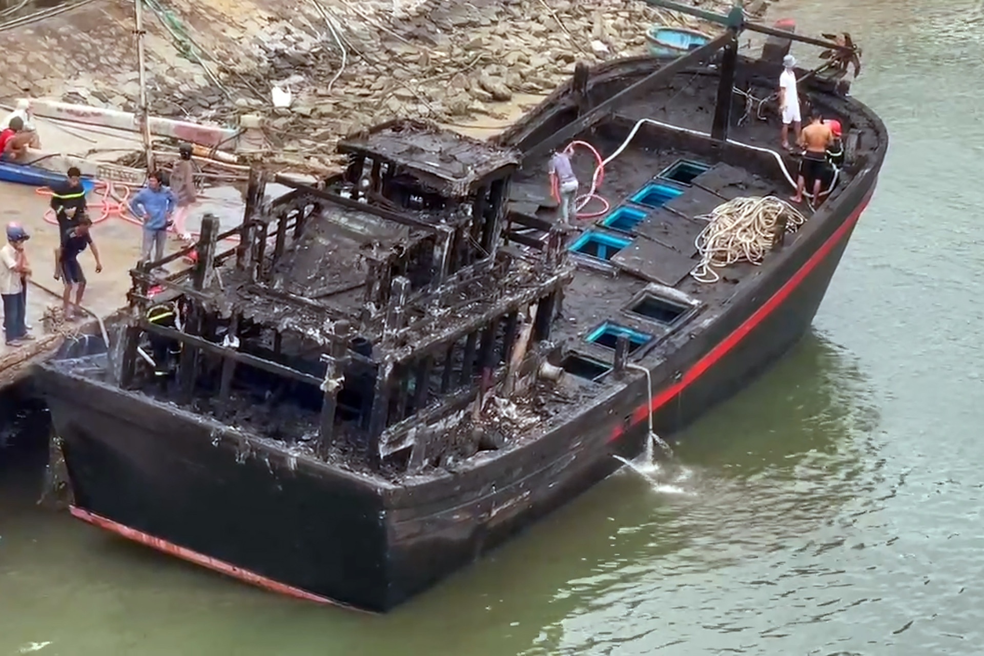 4 tau ca bat ngo boc chay o cang Ninh Chu hinh anh