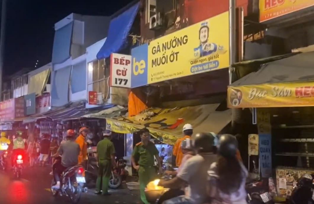 Chay quan ga nuong trong pho am thuc o TP.HCM hinh anh