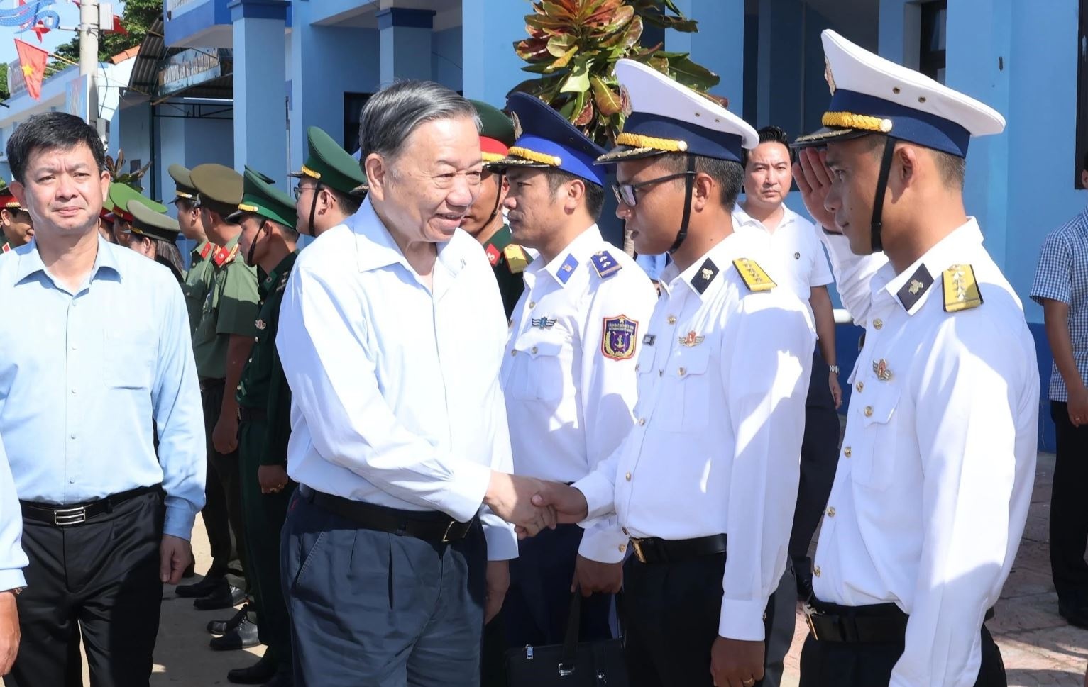 Tong Bi thu, Chu tich nuoc tham, lam viec tai huyen dao Con Co hinh anh