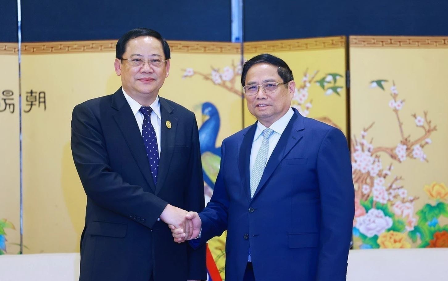 Thu tuong Pham Minh Chinh gap Thu tuong Lao Sonexay Siphandone hinh anh