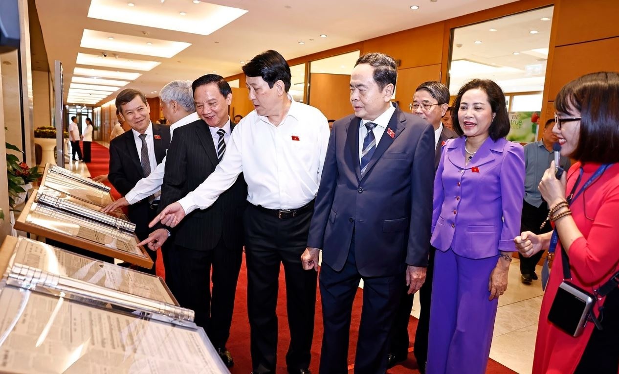 Lanh dao Dang, Nha nuoc tham quan trien lam nhat bao 'Quoc hoi' hinh anh