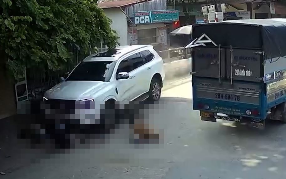 Tam giu tai xe oto dam vao doan dam ma o Ha Noi hinh anh