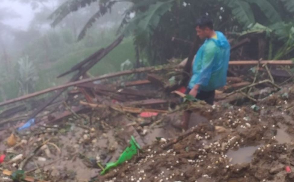 Be 3 tuoi tu vong vi lo dat o Cao Bang hinh anh