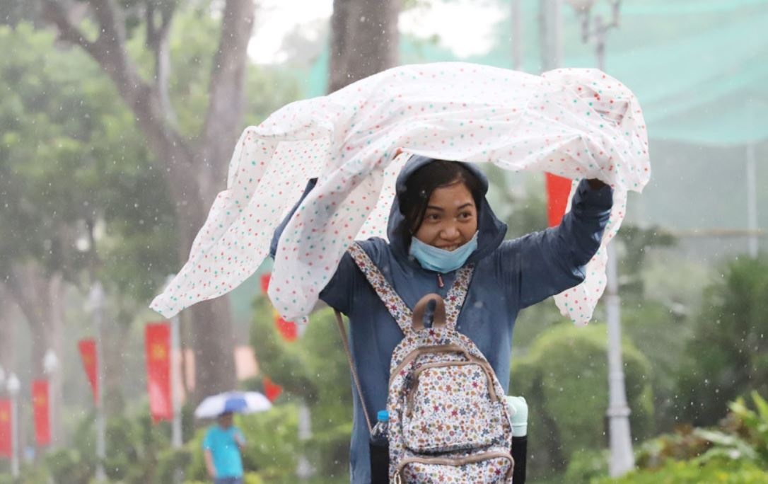 TP.HCM mua giong, Ha Noi trua chieu troi nang hinh anh