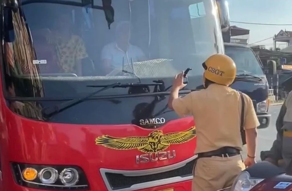 Xe khach huc day canh sat giao thong roi tang ga bo chay hinh anh