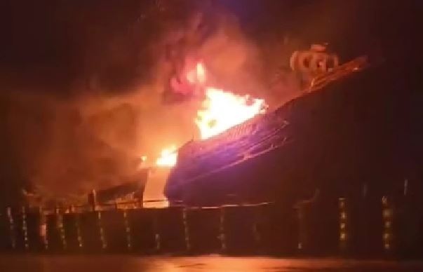 Xe dau keo bi thieu rui o duong lanh nan hinh anh