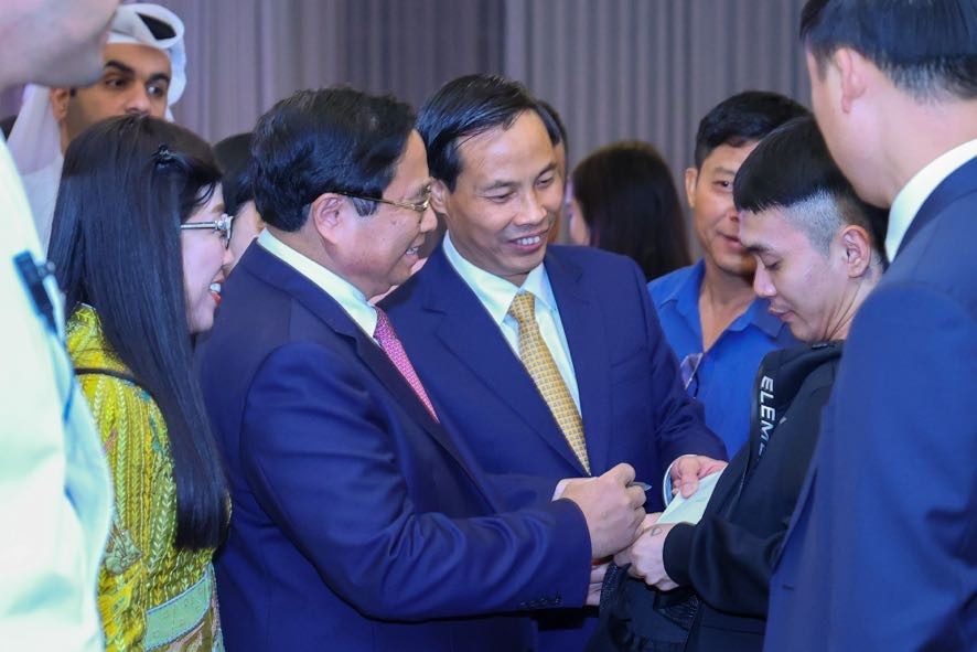 Thu tuong gap can bo, nhan vien DSQ va cong dong nguoi Viet tai Qatar hinh anh