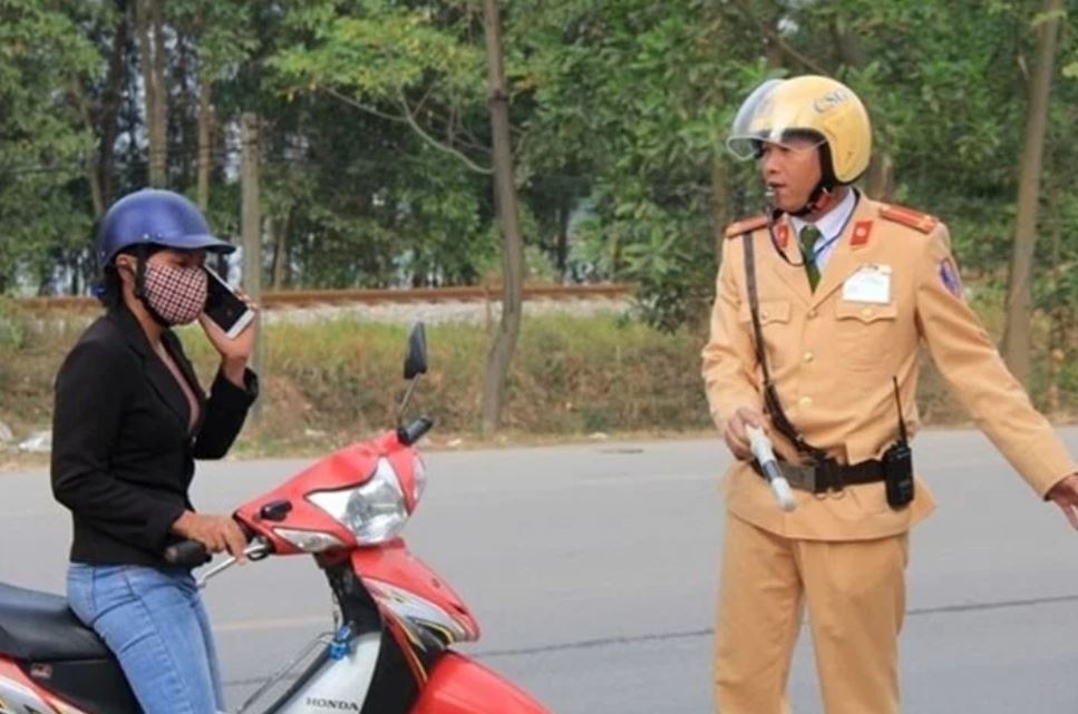 De xuat nghe dien thoai khi lai xe bi phat den 3 trieu dong hinh anh