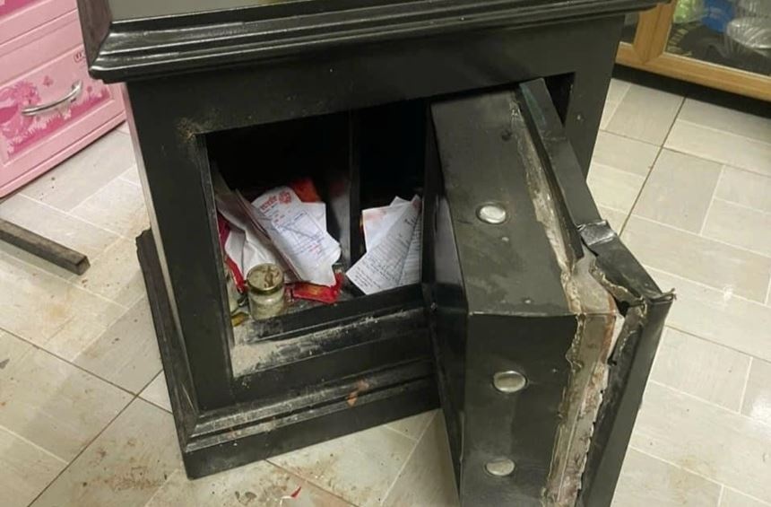 Trom dap tuong vao nha dan, pha ket cuom di nhieu tien vang hinh anh