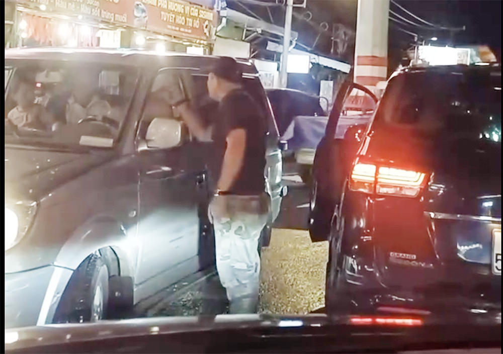 Hanh hung tai xe TP.HCM anh 1