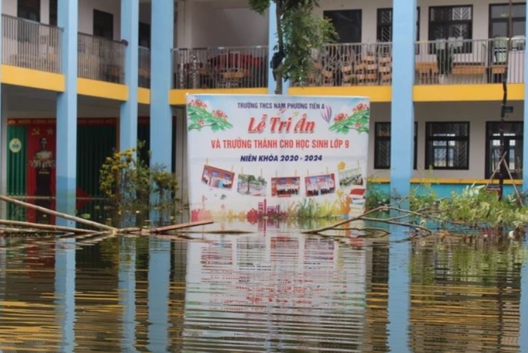 Cac truong vung ngap lut Ha Noi khan truong don dep, ve sinh khu khuan hinh anh