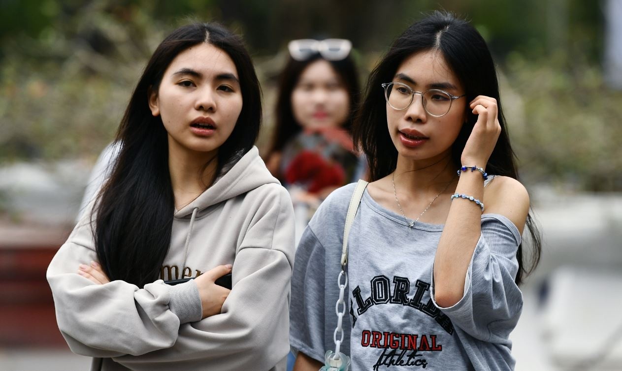 Bao Tra Mi gay song cao 9 m, Ha Noi ngay dem chenh 14 do hinh anh