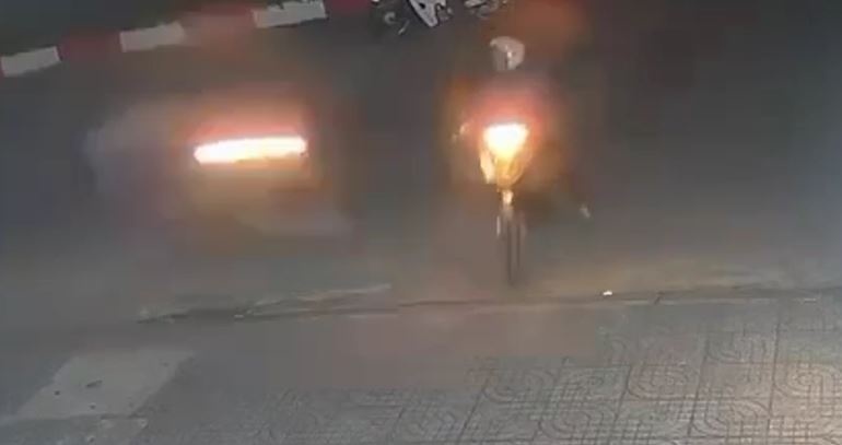 Co giao mam non tu vong sau va cham voi xe may hoc sinh dieu khien hinh anh