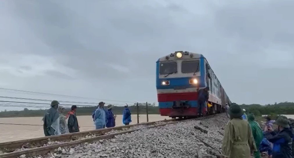 Duong sat Bac - Nam doan qua Quang Tri da thong tau hinh anh