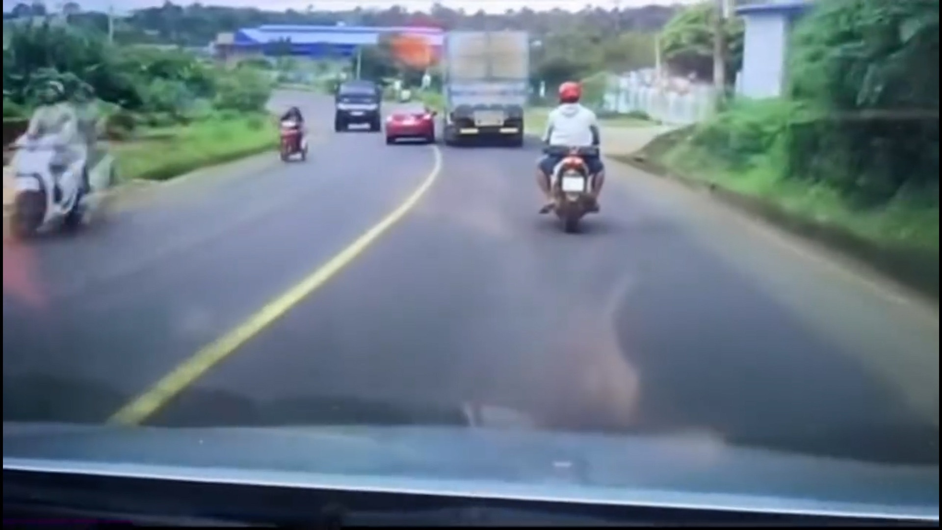 Oto lan lan chay au anh 2