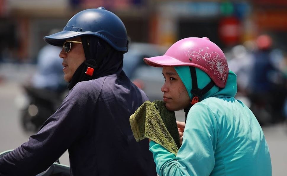 Nang nong bao trum ca nuoc, chieu toi mua giong hinh anh