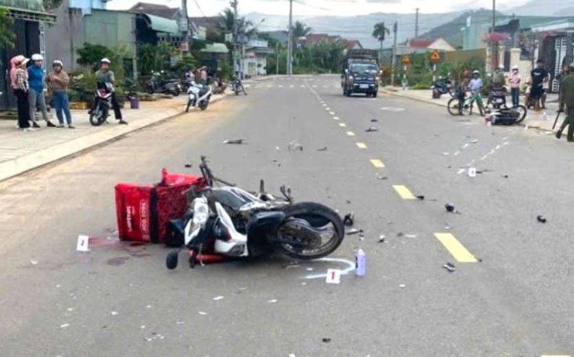 Hai xe may dau dau, hai nguoi tu vong tai cho hinh anh