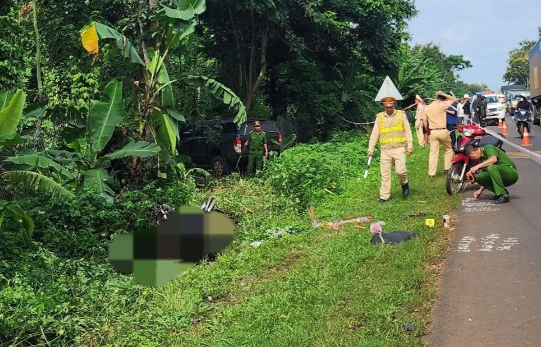 Gia dinh 3 nguoi tu vong sau va cham voi xe ban tai hinh anh