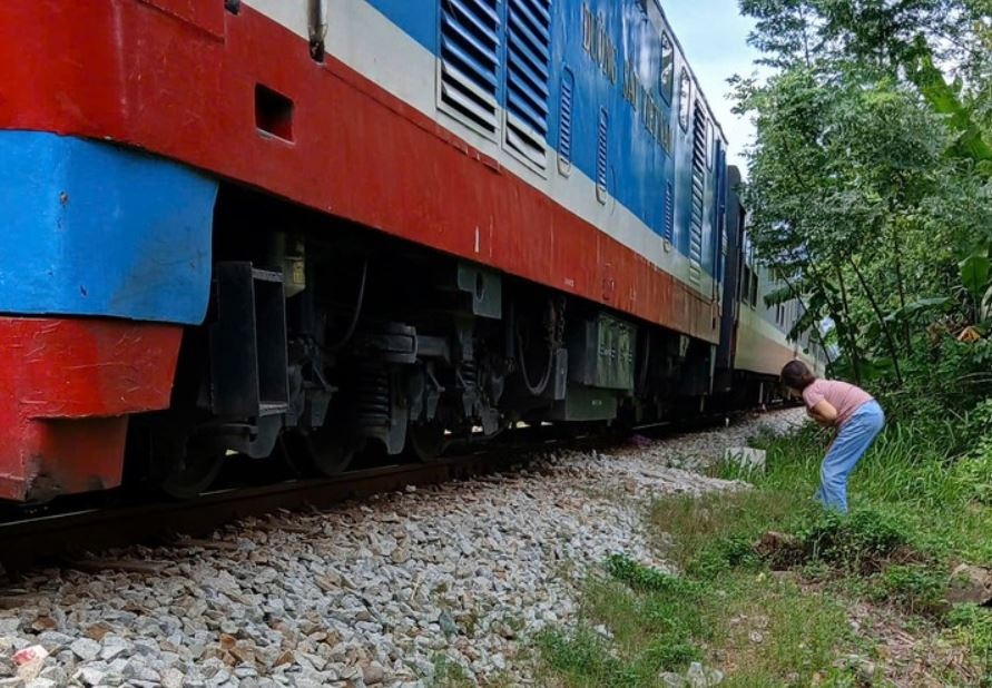 Bi tau hoa tong tu vong khi bang ngang duong sat hinh anh