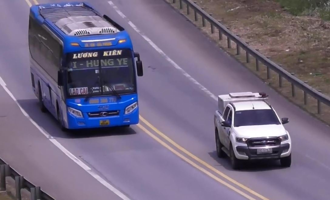 Xem clip oto chay 'lieu mang', nhieu nguoi de nghi tang phat nguoi hinh anh