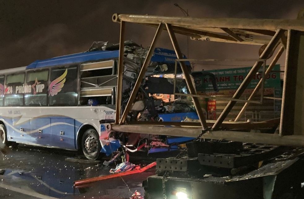 Xe giuong nam nat dau tren Quoc lo 1 hinh anh