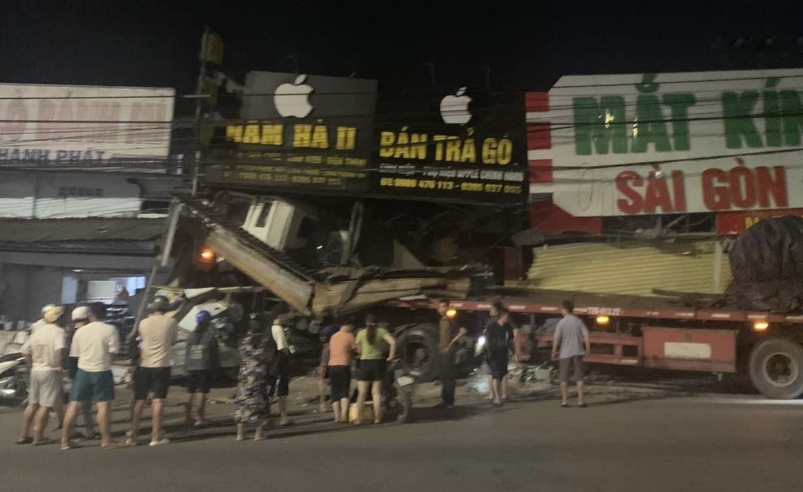 Xe container lao vao nha dan luc nua dem o Dong Nai hinh anh