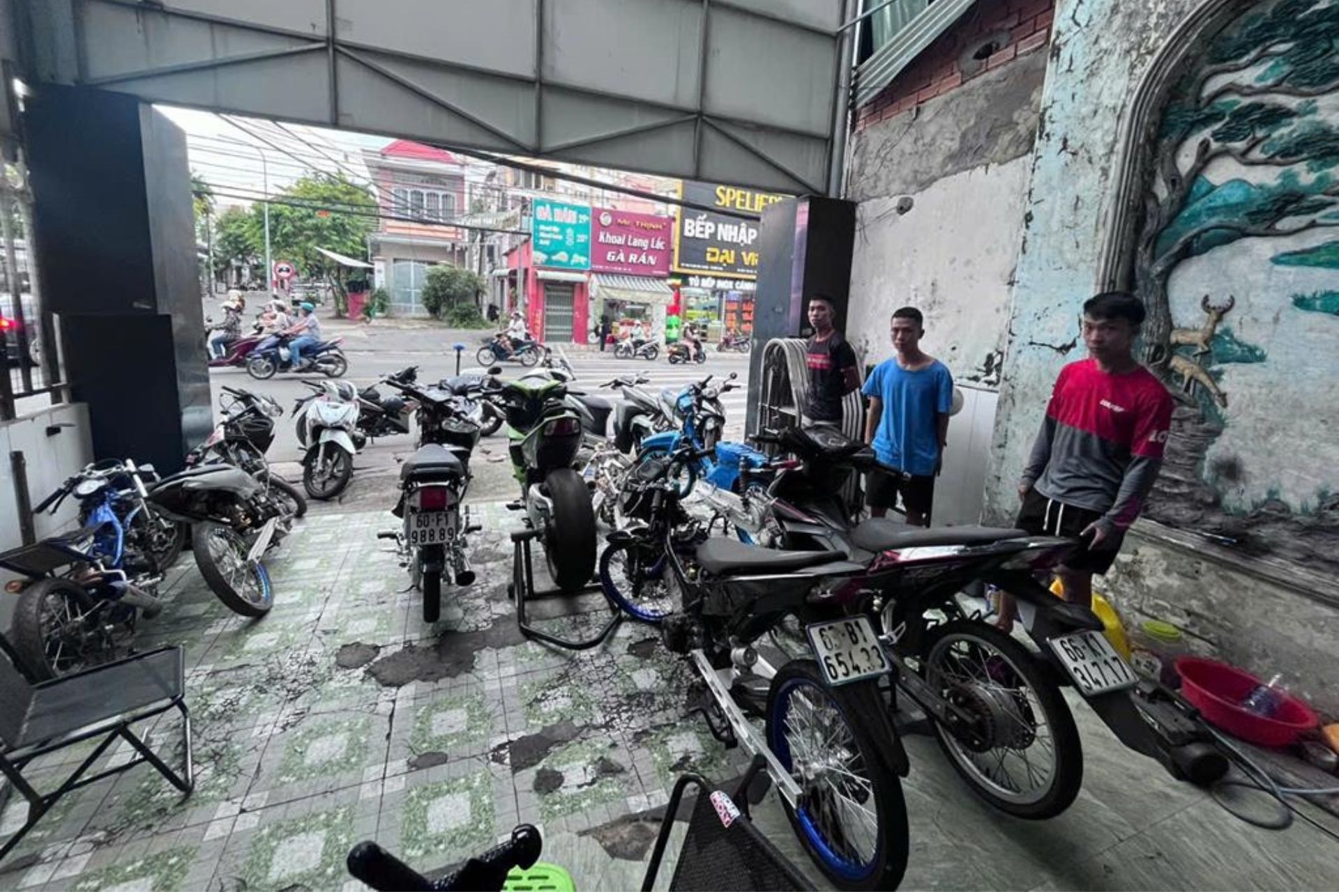 Canh sat dot kich 16 lo 'do' xe trai phep o Dong Nai hinh anh