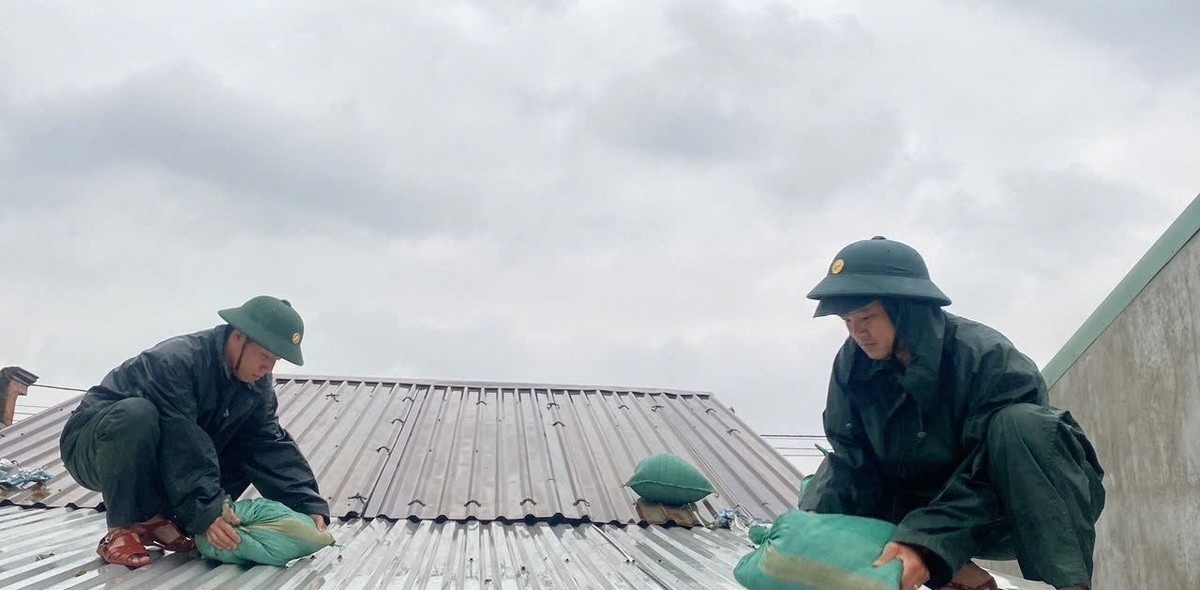 Bao so 6: Hue yeu cau nguoi dan khong ra duong hinh anh