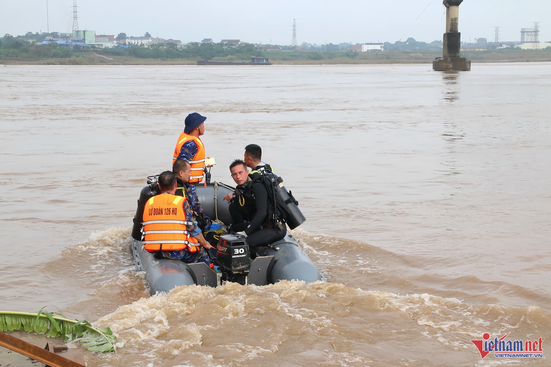 Ket thuc tim kiem nan nhan vu sap cau Phong Chau hinh anh