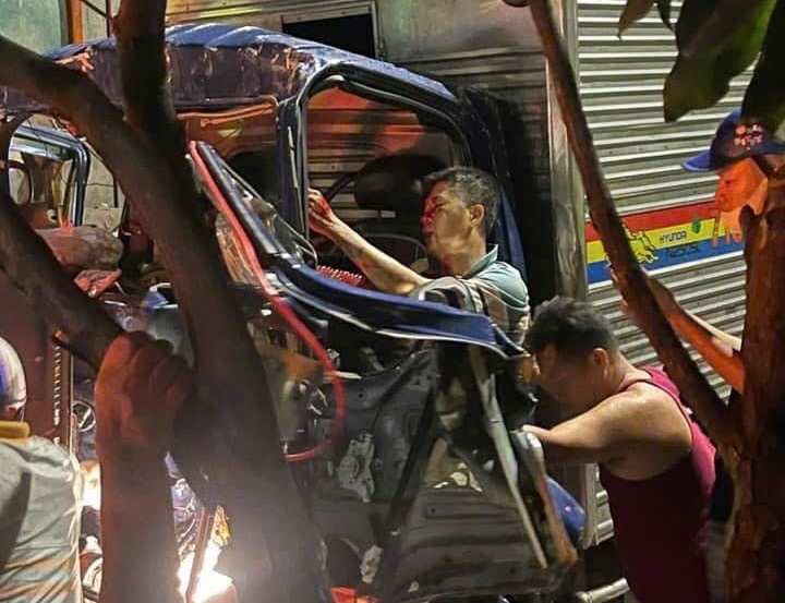 Giai cuu 2 vo chong ket cung trong cabin xe tai sau tai nan hinh anh