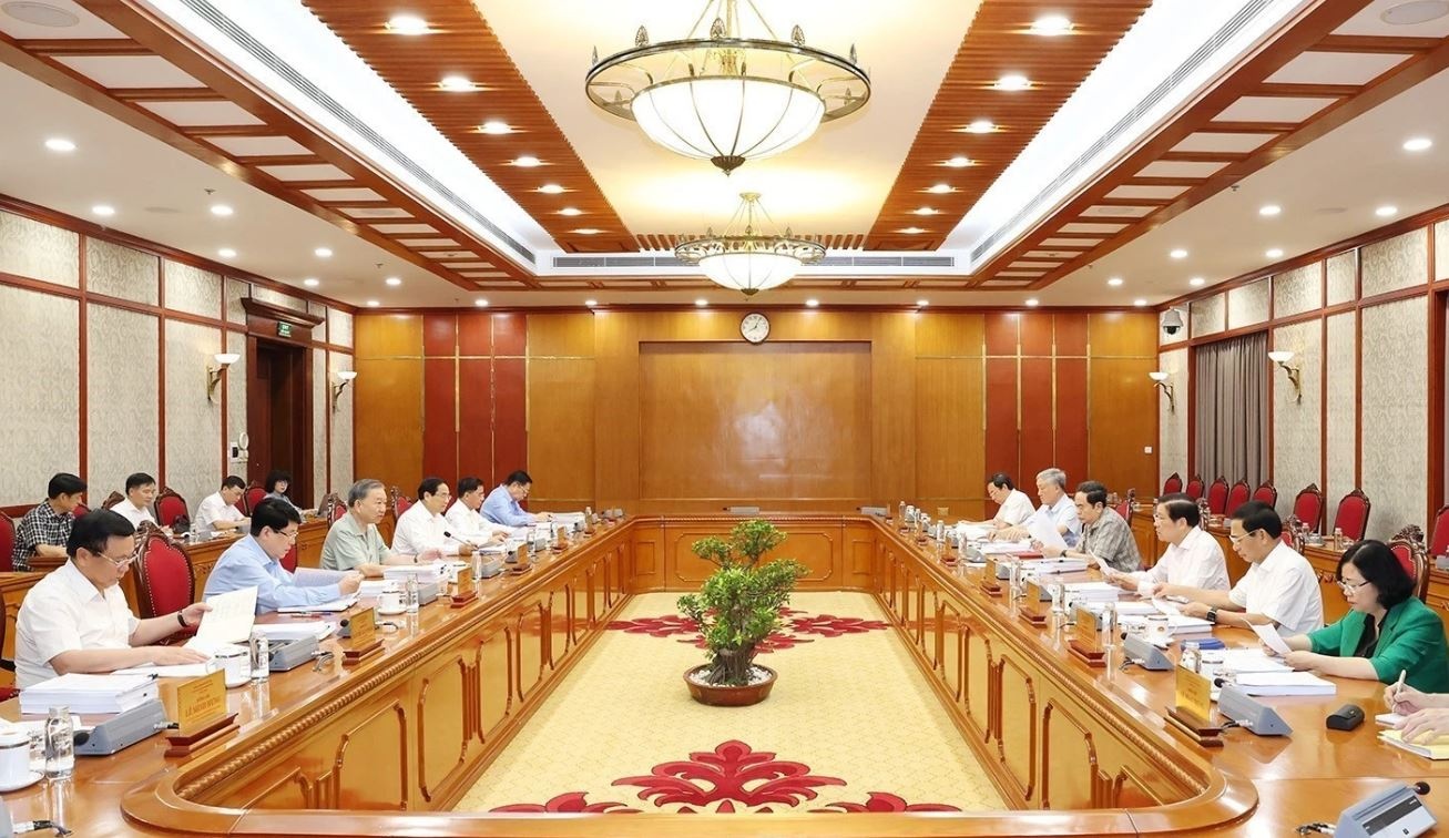 Phien hop thuong ky Bo Chinh tri ban ve mot so van de quan trong hinh anh