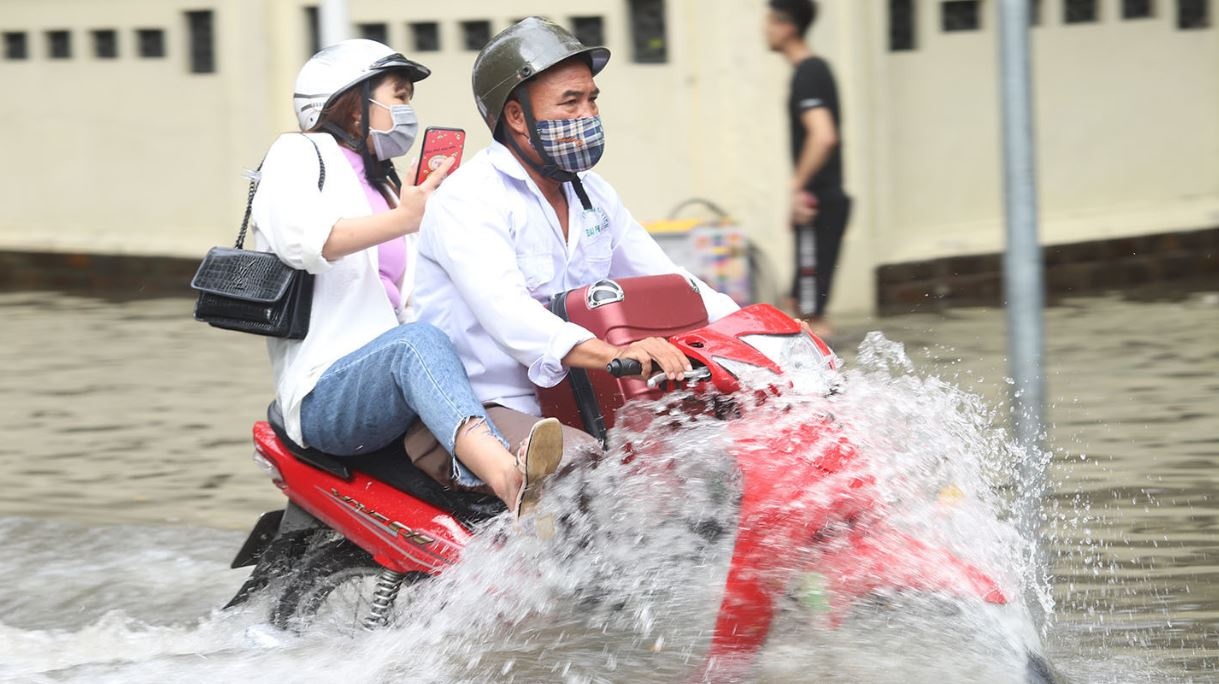 Bac Bo mua lon keo dai, nguy co sat lo dat hinh anh