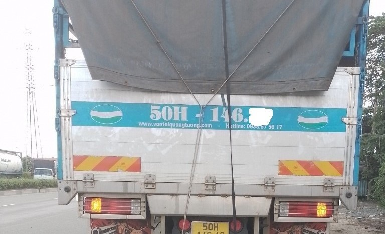 Hai me con di tren xe om cong nghe tu vong sau va cham voi xe tai hinh anh