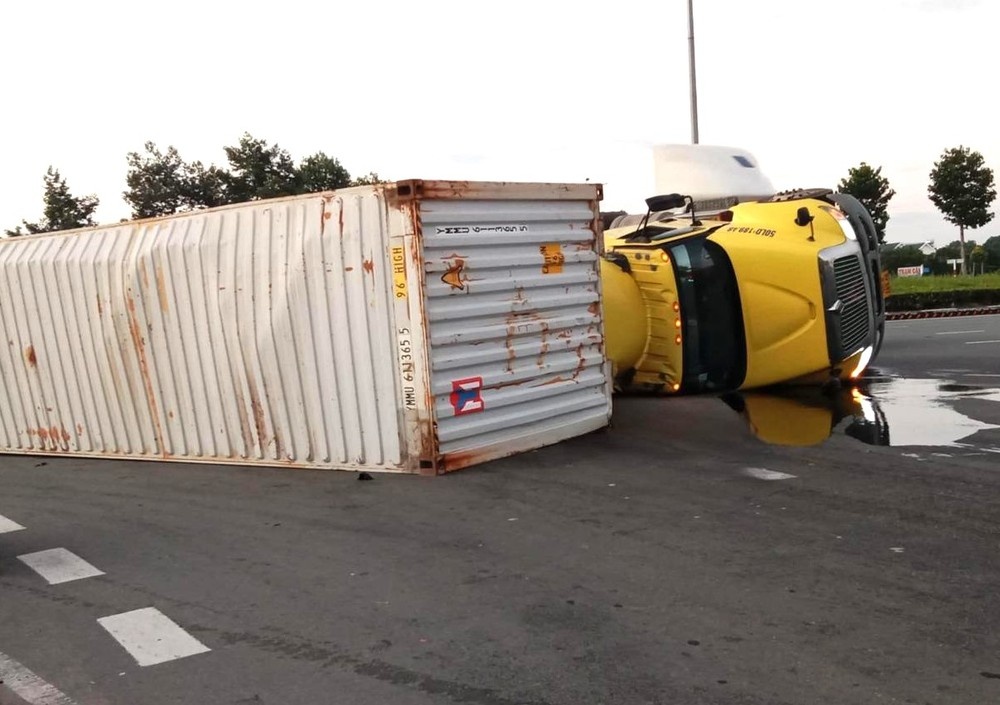 Xe container 'phoi bung' giua vong xoay huyet mach o Binh Duong hinh anh