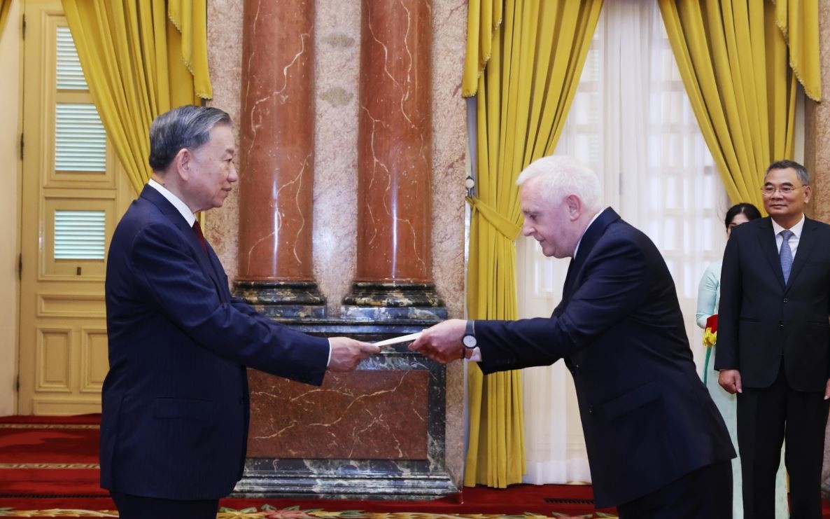 Tong Bi thu, Chu tich nuoc To Lam tiep Dai su cac nuoc trinh Quoc thu hinh anh